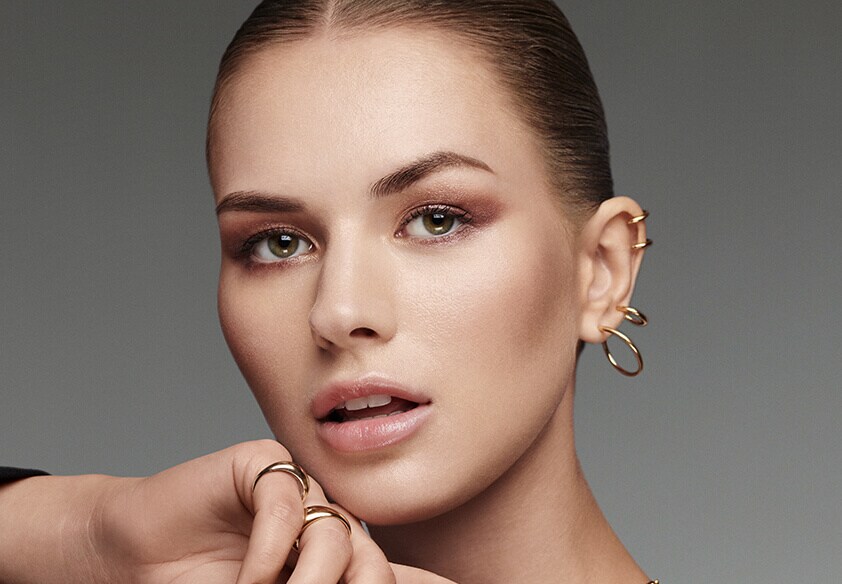 Девушка с макияжем глаз в оттенках из палетки LUXE METAL ROSE EYE SHADOW PALETTE